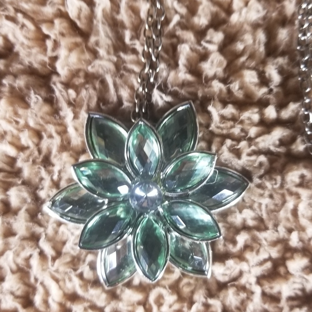 🌅Green Flower Shaped Pendant